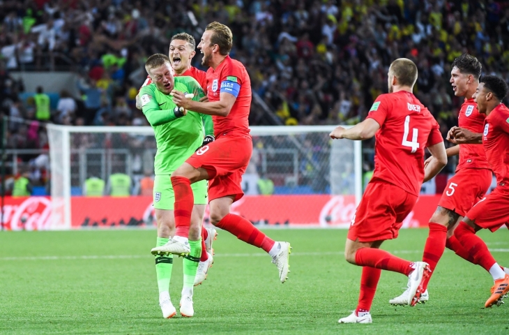 Pemain Inggris memeluk Jordan Pickford (@HKane/Twitter)