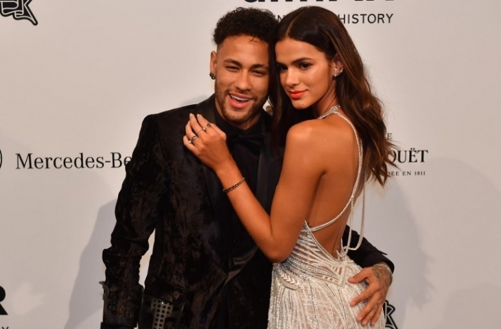 Neymar dan Bruna Marquezine menghadiri acara American Foundation for AIDS Research (amFAR) di Sao Paulo, Brazil (13/4) [Nelson Almeida/AFP] 
