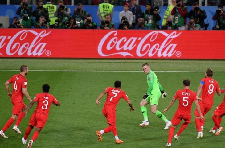 Selebrasi Jordan Pickford bersama rekan setimnya di Timnas Inggris usai singkirkan Kolombia.