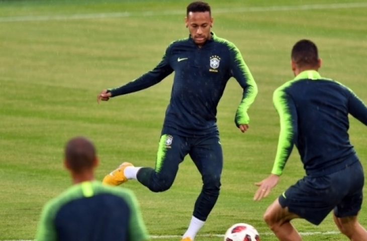 Mega bintang Brasil, Neymar melakukan latihan bersama rekan-rekannya jelang melawan Belgia di Kazan Arena. (AFP/Saeed Khan>