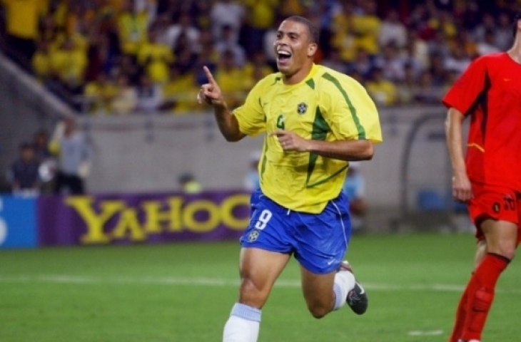 Striker Brasil, Ronaldo merayakan gol ke gawang Belgia di babak 16 besar Piala Dunia 2002. (AFP/Odd Andersen)