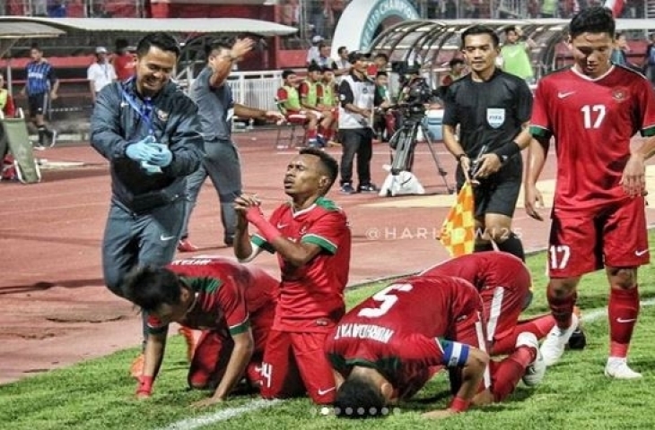 Para pemain Timnas U-19 Indonesia sujud syukur usai bantai Filipina 1-4. (Sumber: Instagram/harisdwi25)