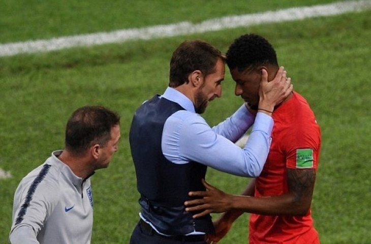 Gareth Southgate menghampiri Rashford yang menangis/Twitter