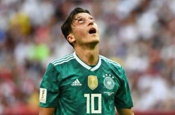 Sang Ayah Minta Mesut Ozil Pensiun dari Timnas Jerman