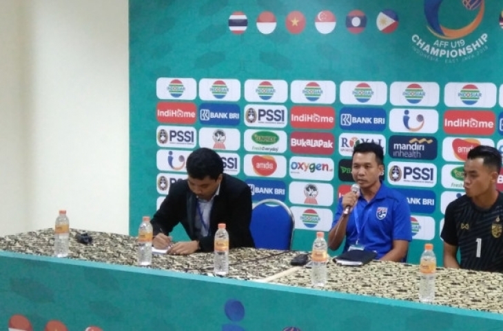 Pelatih Timnas U-19 Thailand, Ithsara Sritharo (tengah).