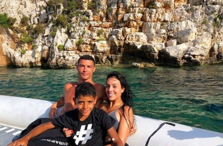 Ronaldo tengah menikmati liburannya bersama keluarga. (Sumber: Instagram/georginagio)