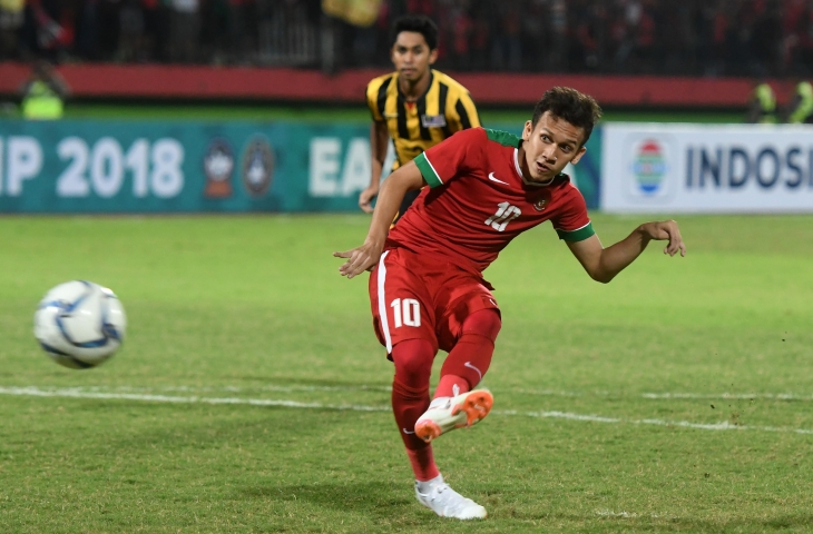 Egy Maulana Vikri melakukan tendangan pinalti ketika melawan timnas Malaysia (ANTARA/Zabur Karuru)