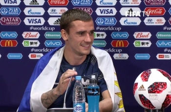 Griezmann Kibarkan Bendera Uruguay Saat Perayaan Juara Prancis