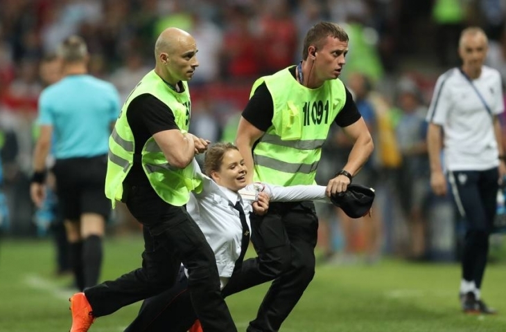 Pussy Riot di final Piala Duni 2018. (sumber: Standard Evening).