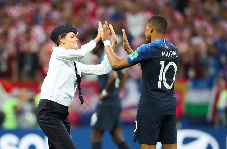 Seorang anggota Pussy Riot mendekat Mbappe/Twitter