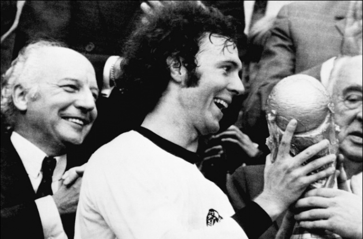 Franz Beckenbauer menerima trofi Piala Dunia 1974 di Munich, Jerman Barat (STF/AFP)