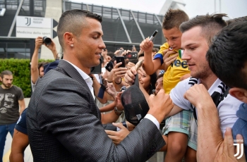 Sambutan Fan Saat Cristiano Ronaldo Jalani Tes Medis di Juventus