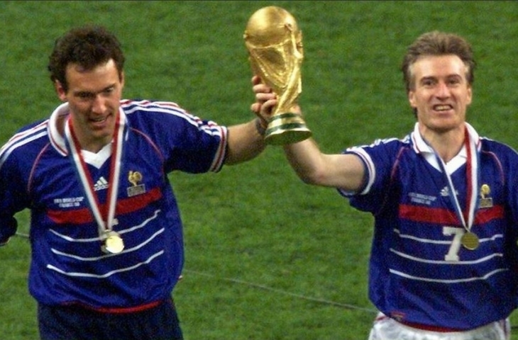 Didier Deschamps meraih trofi Piala Dunia edisi 1998 (Twitter)