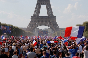 Menara Eiffel Rayakan Prancis Juara Piala Dunia 2018