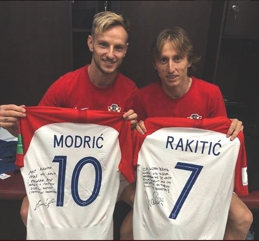 Ivan Rakitic dan Luka Modric menulis pesan di jersey/Twitter