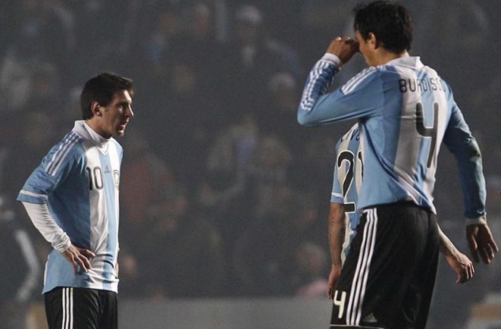 Lionel Messi dan Burdisso. (Sumber: twitter/@Ecusportec).