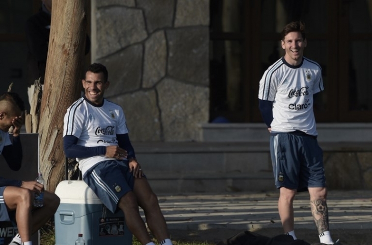 Carloz Tevez dan Lionel Messi saat sesi latihan di Coquimbo, Chili (23/6/2015) [Juan Mabromata/AFP]