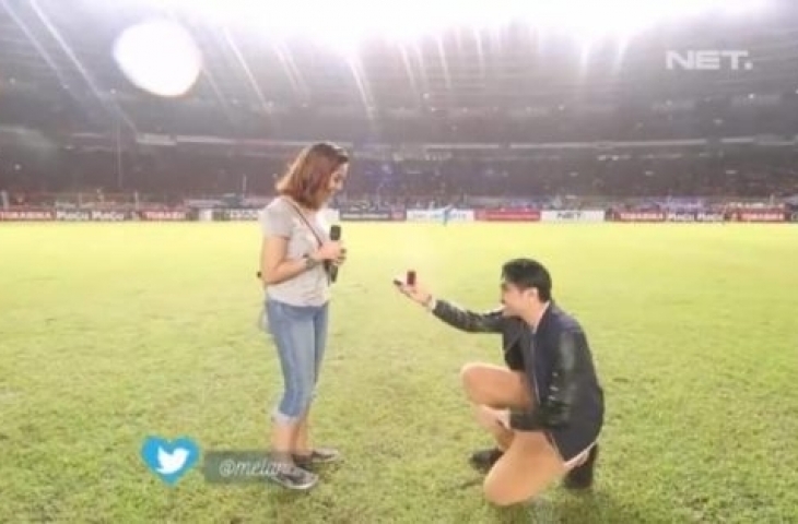 Adi Firmansyah melamar pacar di GBK/net