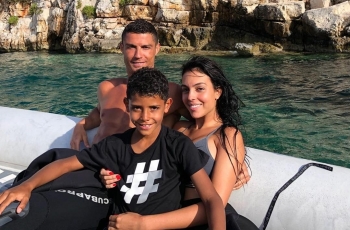 Georgina Rodriguez Tunjukkan Kasih Sayang ke Cristiano Jr saat Foto Bersama