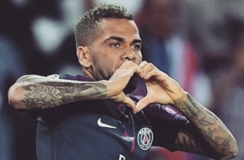 Miliki Dua Bek Ini, Barcelona Tolak Dani Alves Merumput di Camp Nou