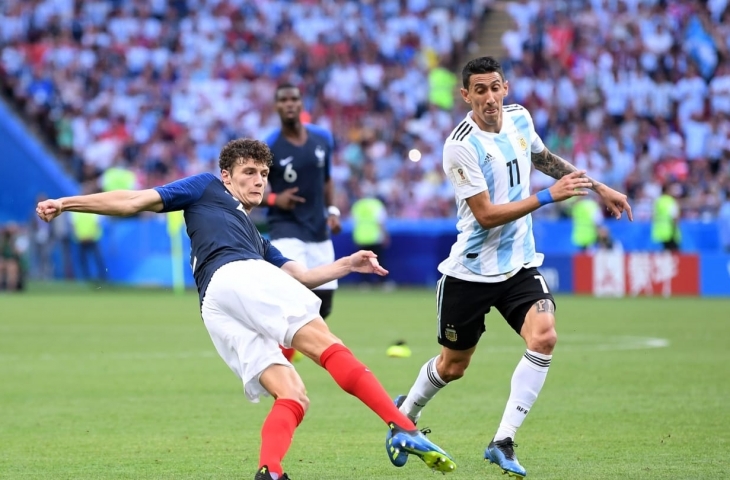 Tendangan Benjamin Pavard ke gawang Argentina. (FIFA)