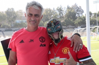 Skuat Manchester United Didatangi Legenda WWE Saat Latihan