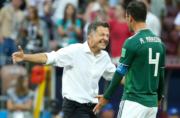 Pelatih Meksiko, Juan Carlos Osorio memeluk kapten Rafael Marquez (Sumber: SI.com)