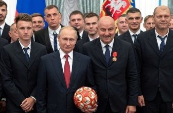 Pelatih Rusia Dapat Bintang Kehormatan dari Vladimir Putin