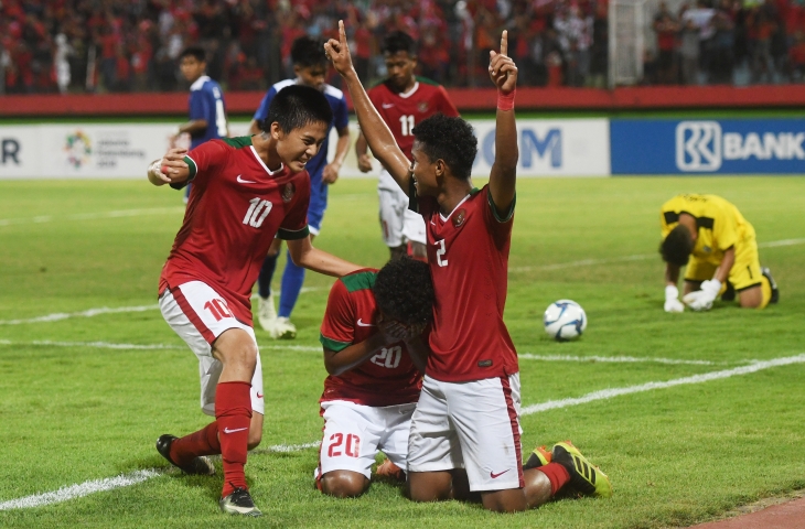 Pesepak bola Indonesia U-16 David Maulana (kedua kiri) bersama teman setimnya melakukan selebrasi ketika berhasil mencetak gol ke gawang Filipina U-16 pada penyisihan grup A Piala AFF U-16 di Gelora Delta Sidoarjo, Sidoarjo, Jawa Timur, Minggu (29/7). Indonesia menang atas Filipina dengan skor 8-0. (ANTARA FOTO/Zabur Karuru)