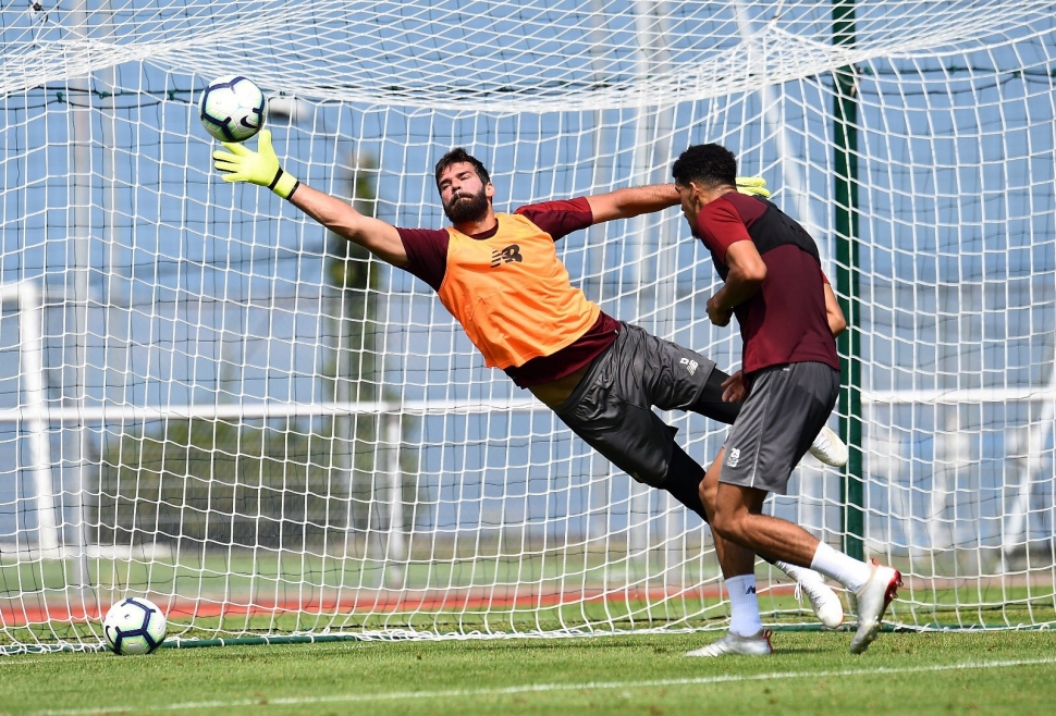 Alisson Becker pada sesi latihan Liverpool (@Alissonbecker/Twitter)