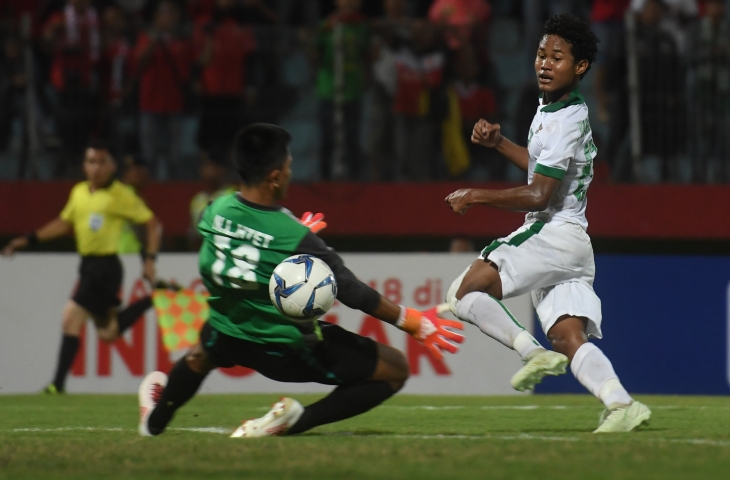 Pesepak bola Indonesia U-16 Amirudin Bagus Kahfi (kanan) menendang bola yang berusaha dihalau penjaga gawang Myanmar U-16 Nay Lin Htet (kiri) dalam laga penyisihan grup A Piala AFF U-16 di Gelora Delta Sidoarjo, Sidoarjo, Jawa Timur, Selasa (31/7). Indonesia menang atas Myanmar dengan skor 2-1. (ANTARA FOTO/Zabur Karuru)