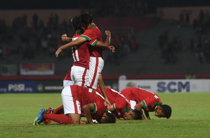 Tim Indonesia U-16 melakukan sujud syukur ketika berhasil mencetak gol ke gawang tim Filipina U-16 dalam laga penyisihan grup A Piala AFF U-16 di Gelora Delta Sidoarjo, Sidoarjo, Jawa Timur, Minggu (29/7). (ANTARA FOTO/Zabur Karuru)