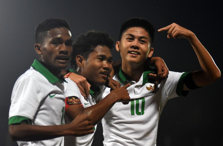 Pesepak bola Indonesia U-16 Amirudin Bagus Kahfi Alfikri (tengah) bersama rekannya Rendy Juliansyah (kanan) dan Muhammad Talaohu (kiri) melakukan selebrasi usai mencetak gol ke gawang Kamboja U-16 dalam laga penyisihan grup A piala AFF U-16 di Stadion Gelora Delta Sidoarjo, Jawa Timur, Senin (6/8). (ANTARA FOTO/M Risyal Hidayat)