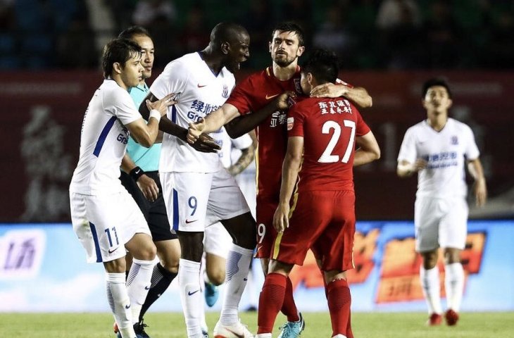 Pemain Shanghai Shenhua FC, Demba Ba menerima perlakuan racial dari pemain Changchun Yatai FC, Li Zhang (Twitter/@shanghaishenhua)