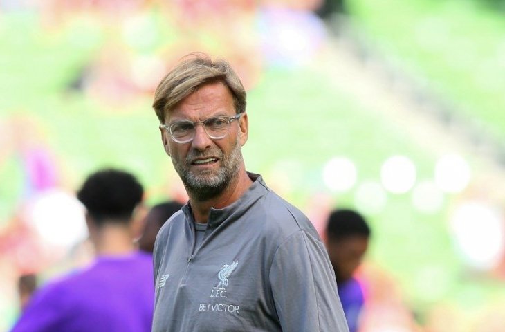 Jurgen Klopp melihat para pemainnya ketika turnamen pramusim (4/8) [Paul Faith/AFP]