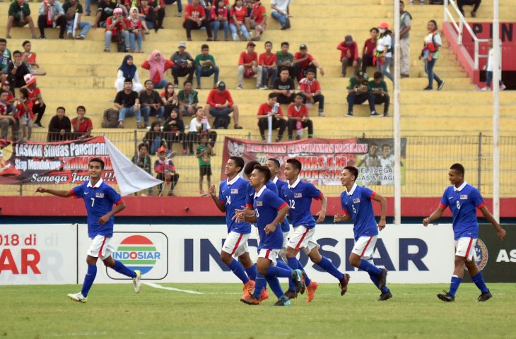 Pemain timnas Malaysia U-16 Alif Daniel Abddul Aziz (kiri) bersama rekan setimnya melakukan selebrasi usai mencetak gol ke gawang Myanmar dalam pertandingan perebutan juara ketiga Kejuaraan AFF U-16 di Stadion Gelora Delta Sidoarjo, Jawa Timur, Sabtu (11/8). Malaysia menang atas Myanmar dengan skor 1-0. (ANTARA FOTO/M Risyal Hidayat)