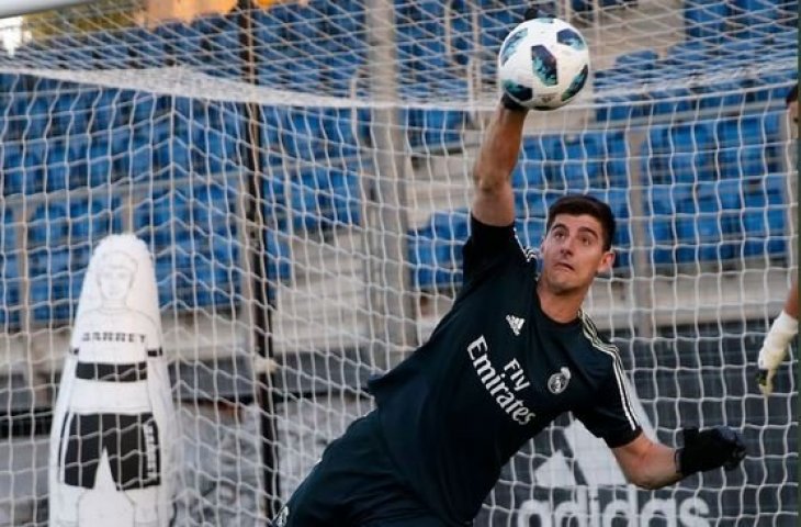 Thibaut Courtois saat sesi latihan Real Madrid (@realmadriden/Twitter)