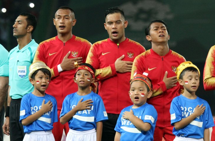 Pemain timnas Indonesia U-23 Hansamu Yama (dua kiri), Andritany (dua kanan), Febri Hariyadi Menyantikan Lagu Kebangsaan Indonesia jelang pertandingan melawan Taiwan di Grup A Asian Games ke-18 di Stadion Patriot, Bekasi Minggu (12/8). (ANTARA/INASGOC/Ary Kristianto)