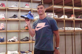 Cristiano Ronaldo Habiskan Rp50 Juta Lebih untuk Belanja Sneakers