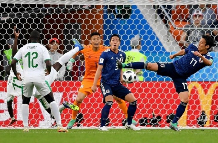 Gelandang Jepang Makoto Hasebe (kanan) menendang bola saat saat Jepang melawan Nigeria pada babak penyisihan grup H Piala Dunia 2018 di Ekaterinburg Arena (AFP)