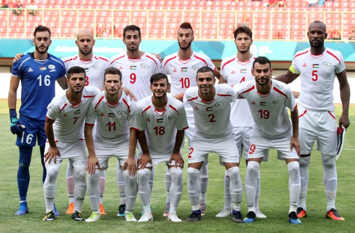 Timnas Palestina U-23 foto bersama jelang pertandingan Grup A Asian Games 2018 di Stadion Patriot Chandrabhaga, Bekasi Minggu (12/8). (ANTARA/INASGOC/Ary Kri)