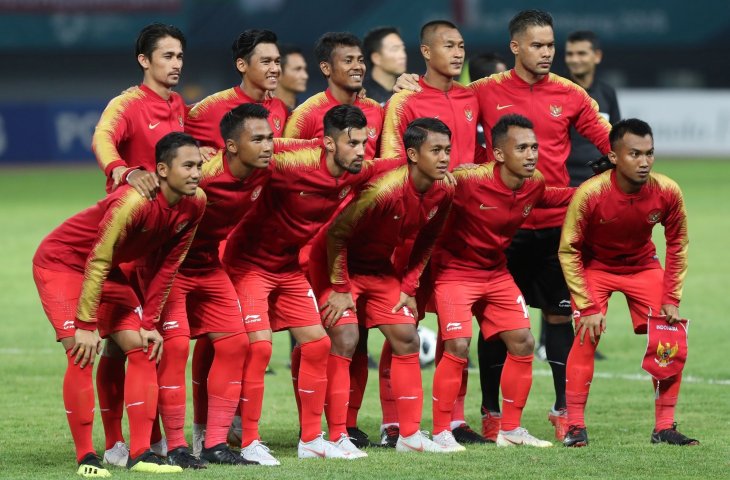 Timnas Indonesia U-23 berfoto bersama sebelum menghadapi tim sepak bola Palestina pada pertandingan babak penyisihan sepakbola grup A Asian Games ke 18 di Stadion Patriot, Bekasi. Rabu (15/8). (ANTARA/INASGOC/Charlie)