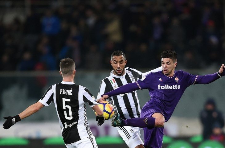 Givanni Simeone saat berduel dengan dua pemain Juventus, Miralem Pjanic dan Mehdi Benatia. (Filippo Moteforte/AFP).