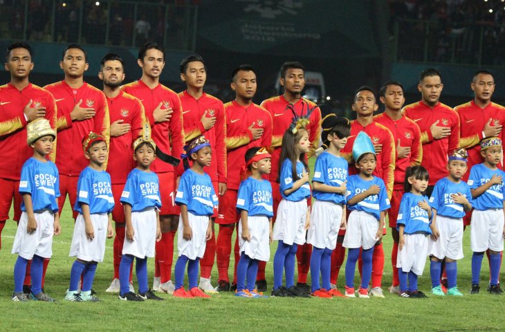 Timnas Indonesia U-23 berfoto bersama sebelum menghadapi tim sepak bola Palestina pada pertandingan babak penyisihan sepakbola grup A Asian Games ke 18 di Stadion Patriot, Bekasi. Rabu (15/8). (ANTARA/INASGOC/Charlie)