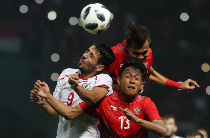 Pemain timnas Indonesia U-23 Rezaldi Hehanussa (belakang) dan Febri Hariyadi (kanan) menjaga ketat pemain Palestina Oday Dabbagh pada babak penyisihan sepak bola Grup A Asian Games 2018 di Stadion Patriot Bekasi, Rabu(15/08). (ANTARA/INASGOC/Charlie)