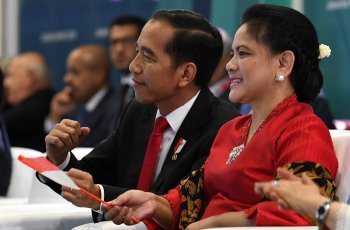 Video, Tingkah Lucu Presiden Jokowi Curi Perhatian Saat Pembukaan Asian Games 2018