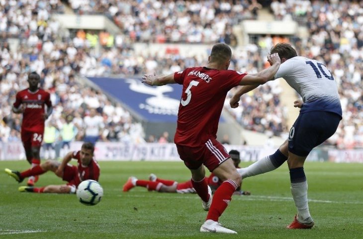 Harry Kane melepaskan tendangan ke gawang Fulham (Ian Kington/AFP)