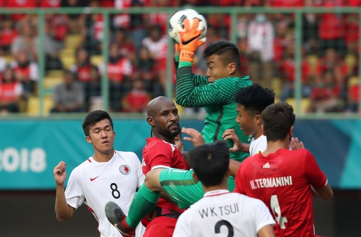 Kiper Timnas Hong Kong Yuen ho Chun (tengah) berhasil mengamankan bola dari pemain Palestina Abdallatif Albahdari (dua kiri) pada laga penyisihan Grup A cabang sepak bola Asian Games 2018 yang berlangsung di Stadion Patriot Bekasi Jawa Barat, Jumat (17/8/2018). (ANTARA/INASGOC/Carlie)