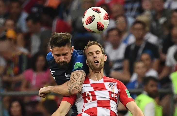 Ivan Strinic duel udara dengan Olivier Giroud (AFP)