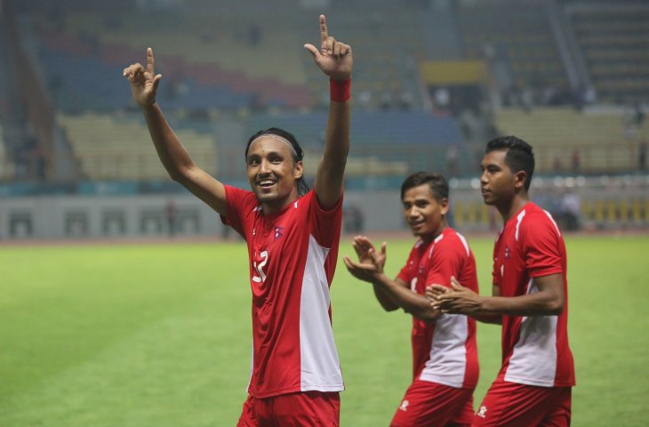 Pemain timnas Nepal Rohit Chand (kiri) memberikan salam pada pendukungnya saat Babak Penyisihan Grup D melawan Jepang pada Asian Games 2018 di Stadion Wibawa Mukti, Cikarang, Jawa Barat, Senin (6/8). (ANTARA/INASGOC/Djuli Pamungkas)